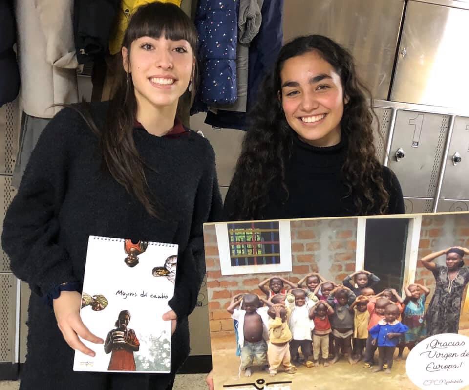 Gran éxito de los calendarios solidarios de ZercayLejos ONGD distribuidos por las voluntarias CVE en la Función de Navidad.