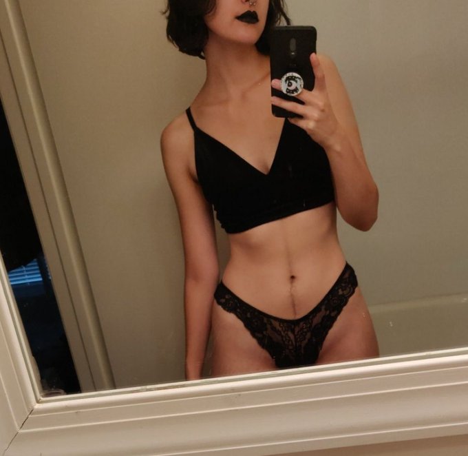 Good afternoon! I look good in black 💦💦 $end $end $end and you might be able to see more😘😘 https://t