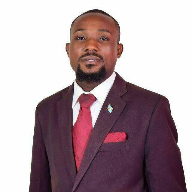 ANAPADE1's tweet photo. kwa ukosaaji wake @drmialano1 asema serekali zilizo pita zote zilikuwa na hotuba za Uongo kama hizi ambazo Rais @fatshi13 @Presidence_RDC alizozisoma kwasasa lakini mwanaichi wa kawaida anahishi maisha mabaya, mwanaichi anatamani Amani, stabilite ya Economie, en plus maendeleo. https://t.co/jqfDIZ03M3