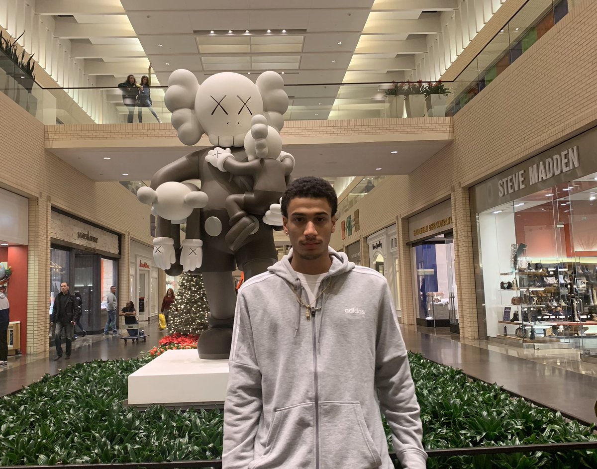 brancollective's tweet photo. had to stop for a photo with my absolute favorite Artist @fyKAWS #hypebeast #dallasart #stopandsmelltheroses #youngartist https://t.co/GNPCgh9kfD