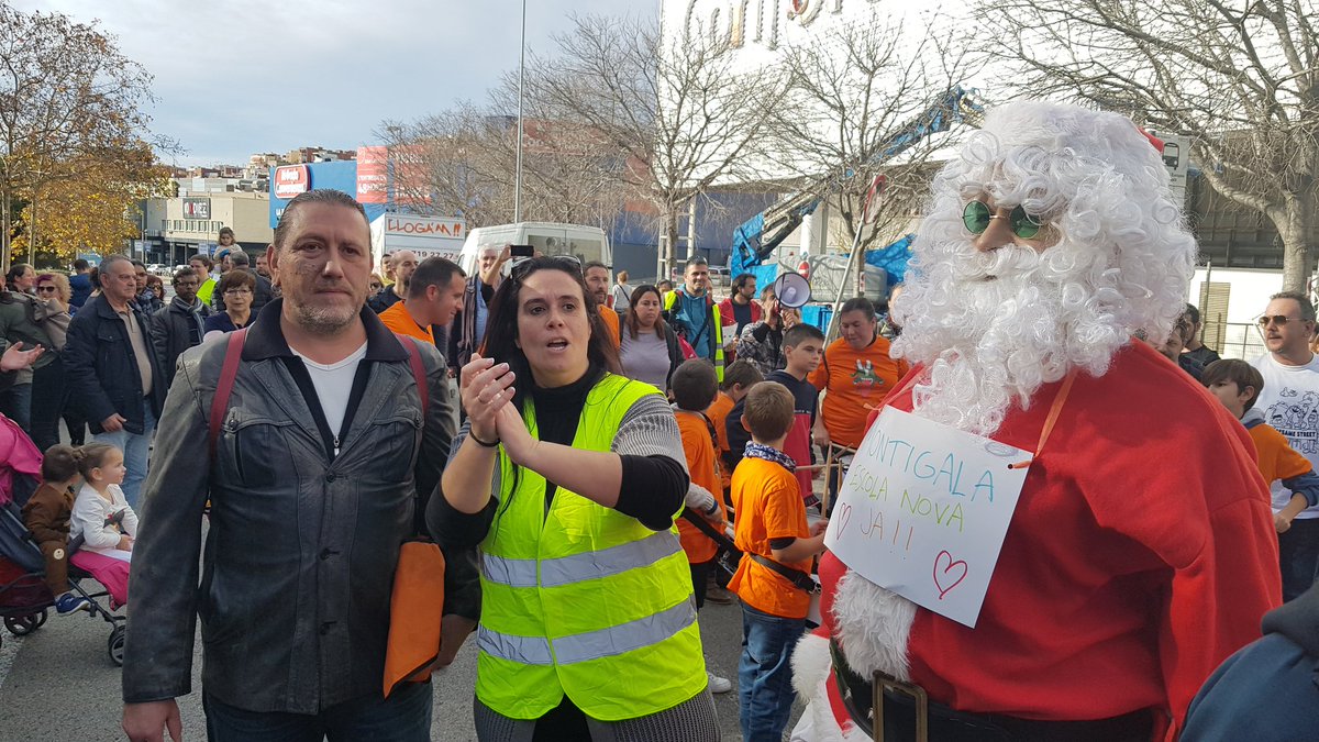 MontigalaViu's tweet photo. Això és el que passa quan @educaciocat vol tancar un cole #MontigalàNoEsToca #MontigalàNoEsTanca https://t.co/RFxetiRIDP
