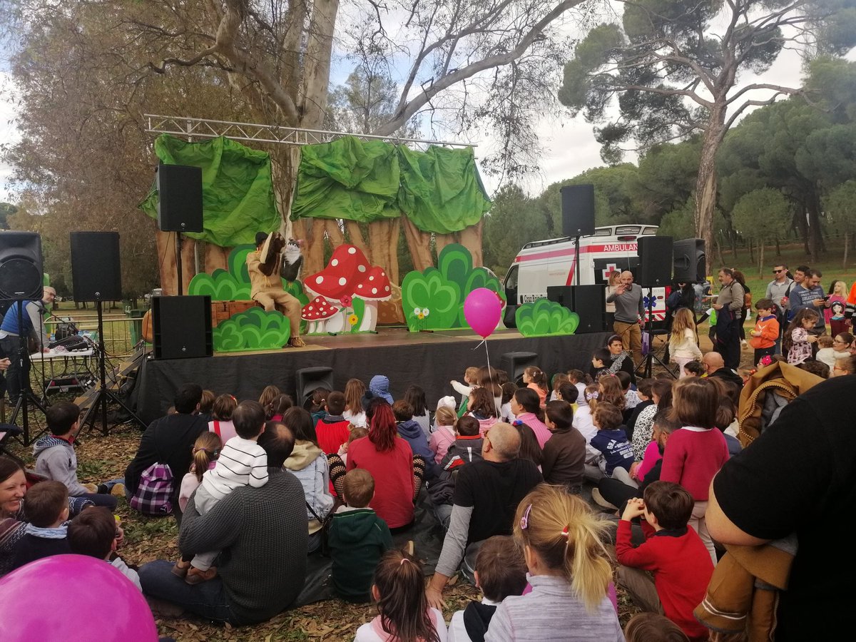 anaisabel_jc's tweet photo. Hoy niñ@s y mayores han disfrutado de una bonita mañana con actividades lúdicas y deportivas🎯🏀 en un entorno único como es nuestro #parquederibera🌳#RiberasdelGuadaíra 
Una buena manera de cuidar nuestro entorno es conociéndolo y queriéndolo. #YocuidomiAlcalá😀 https://t.co/eqq77nLwbR