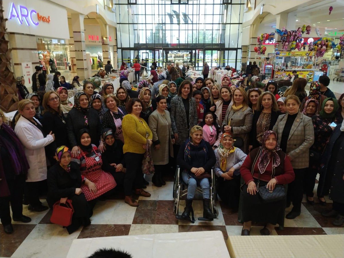 Gaziantep Toplum Merkezimiz, Gaziantep Kent Konseyinin #yerlimalıhaftası kapsamında düzenlediği Doğal Yaşam Pazarında stant kurdu. Standımızda amigurumi, mutfak ve cam kursları yararlanıcılarımız,ürettikleri el emeği ürünleri sergiliyor.👏🏻