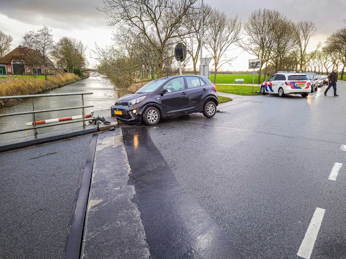 Meerdere auto's beschadigd bij ongeval op smalle brug -..
