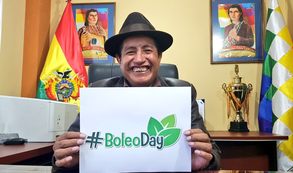 TataQuispe's tweet photo. #TataQuispe:
Mientras estoy viajando a #Tipuani no se olviden hermanos.
Mañana domingo #15deDiciembre a las 12:00 en la #plazaMurillo de la ciudad de #LaPaz...
El #BoleoDay junto a los jóvenes de #TeamTataQuispe 
No se olviden traer #Chuspita para la coca https://t.co/G1Mf1zSvnT