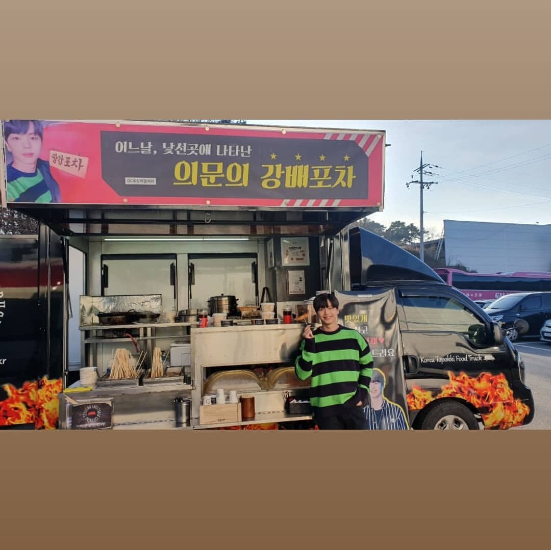 yookgall's tweet photo. 마침 현수막이랑 같은 의상을입은 성재😆 #성재 #육성재 https://t.co/dmEfLZ1WPb