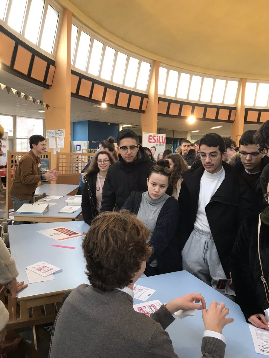 Scpomlj's tweet photo. Beaucoup de questions des candidats à nos anciens ce matin , grosse affluence au Forum de l’enseignement supérieur ce matin https://t.co/wBfBVwJGIB