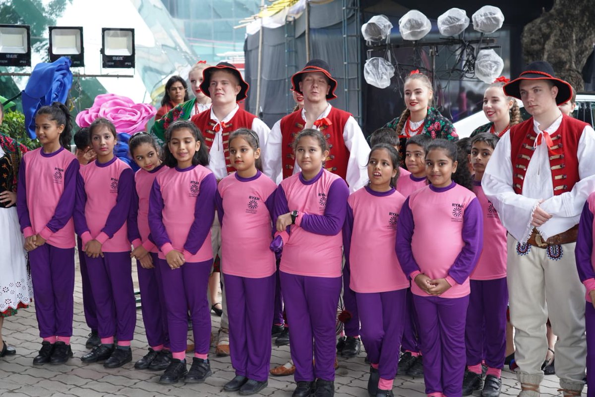 RyanIntlGrp's tweet photo. #Ryanites welcomed the foreign exchange students at #RyanICF with the dhol & garlands as they danced to the beat. We saw happy parents & students, take back home tons of joyous memories from this global cultural mix. Here are some glimpses.
#RyanInternationalChildrensFestival https://t.co/4Z6rIeO3Tp