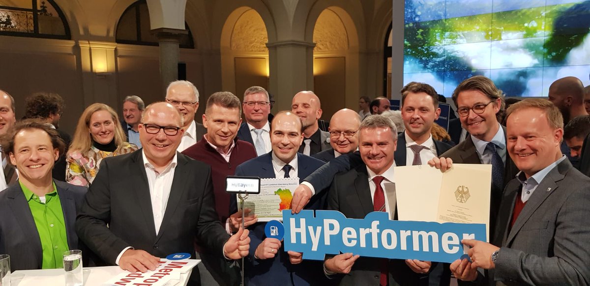 mollerfrerk's tweet photo. #hyperformer #wasserstoff #Landshut #Bayern #hybayern #wasserstoffregionlandshut
Herzlichen Glückwunsch an die Region Landshut zum #hyperformer! #AndreasScheuer BM überreicht den Förderbescheid im #BMVI - Innovationen fördern👍 https://t.co/H5MgjWcYi1