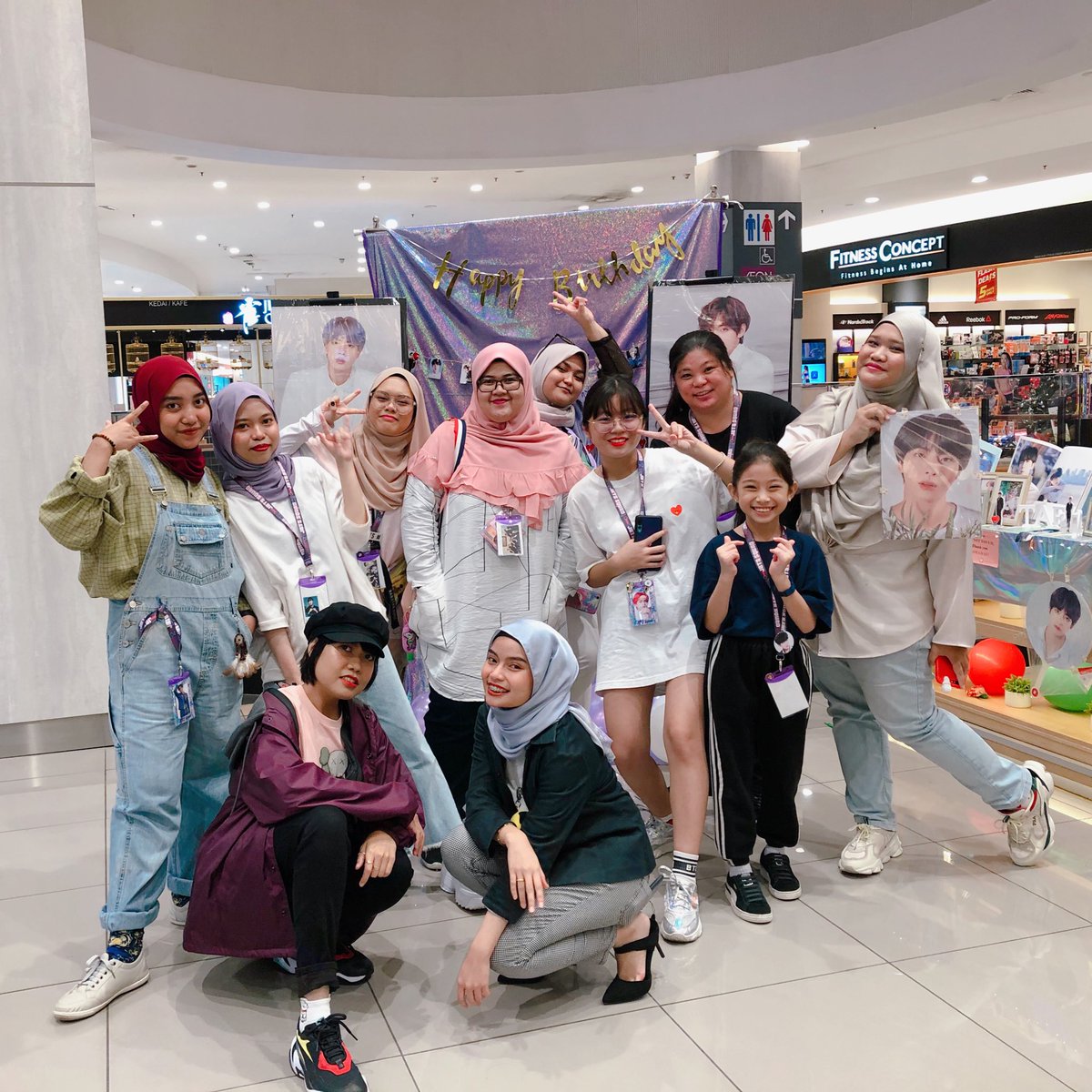 closeokie's tweet photo. Had a great time today with ARMYs 🥺💜 Thank u everyone!! Love the concept, theme, drinks & of course cute freebies! You guys are awesome love yall so much @JbtsSquad 🥳 #SINPHANY https://t.co/6927tTSiDm