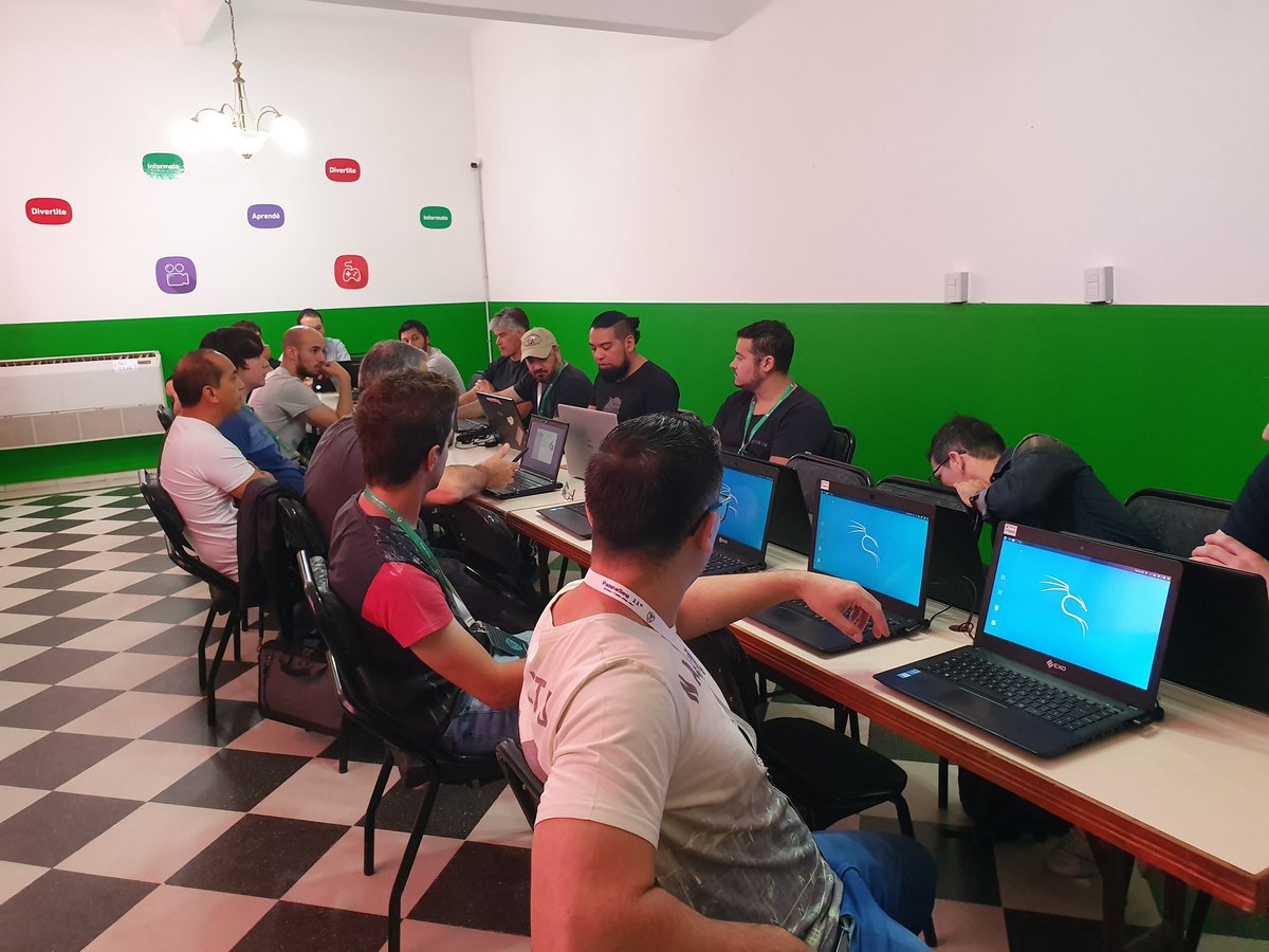 Raybar18's tweet photo. Ya en el @PampaSeg 2019 brindando nuestro #workshop/#Taller con @AndresDGaleano sobre #KaliLinux #Pentesting #LaboratoriosdeSeguridad #Virtualizacion #PampaSeg2019 #PampaSeg11 https://t.co/xJQTM2Es13