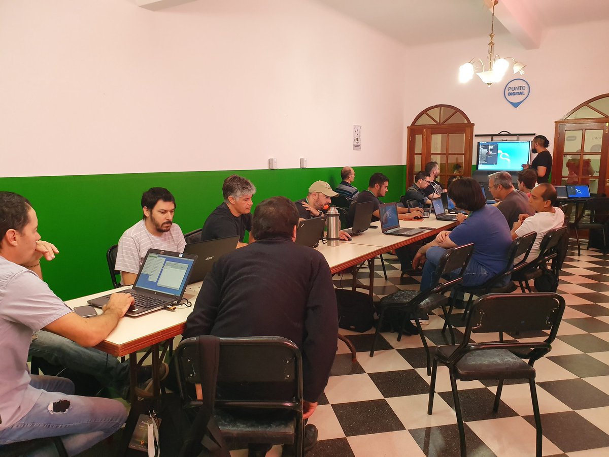 Raybar18's tweet photo. Ya en el @PampaSeg 2019 brindando nuestro #workshop/#Taller con @AndresDGaleano sobre #KaliLinux #Pentesting #LaboratoriosdeSeguridad #Virtualizacion #PampaSeg2019 #PampaSeg11 https://t.co/xJQTM2Es13
