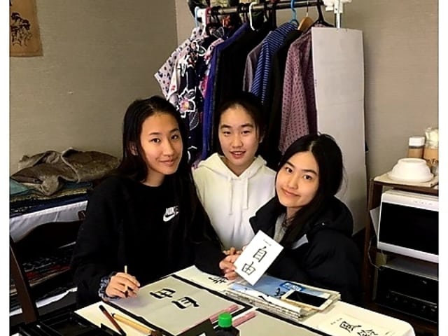 HakodateCapsule's tweet photo. ニュージーランドからお越しのお客様🌏🇳🇿書道体験中☺️ Customers from New Zealand. #書道 #Calligraphy #ホテル #Hotel #旅 #travel #函館 #Hakodate https://t.co/Jyhi7KXlOb