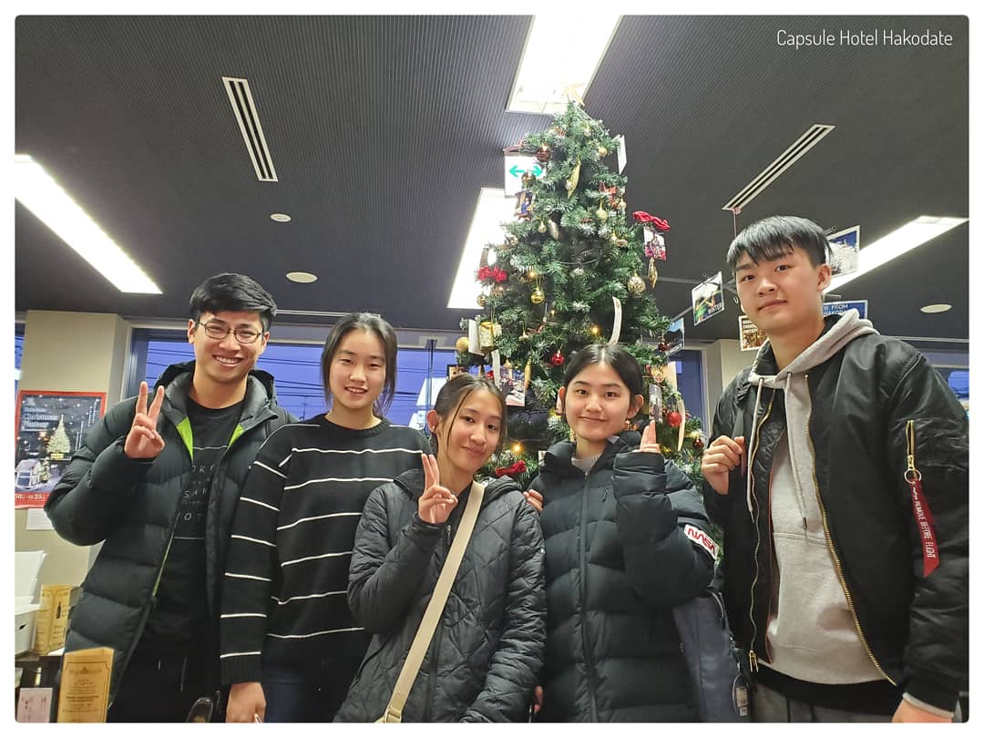 HakodateCapsule's tweet photo. ニュージーランドからお越しのお客様🌏🇳🇿書道体験中☺️ Customers from New Zealand. #書道 #Calligraphy #ホテル #Hotel #旅 #travel #函館 #Hakodate https://t.co/Jyhi7KXlOb