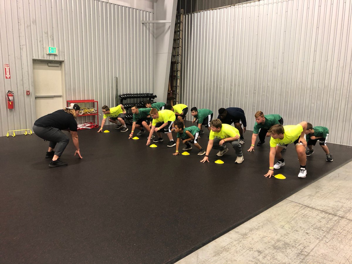 LinemanUnivers1's tweet photo. @NickGeorge52 working stance with some young LINEMAN at RELOAD #YoungGuns Camp OKC https://t.co/DCqT5rHj6L