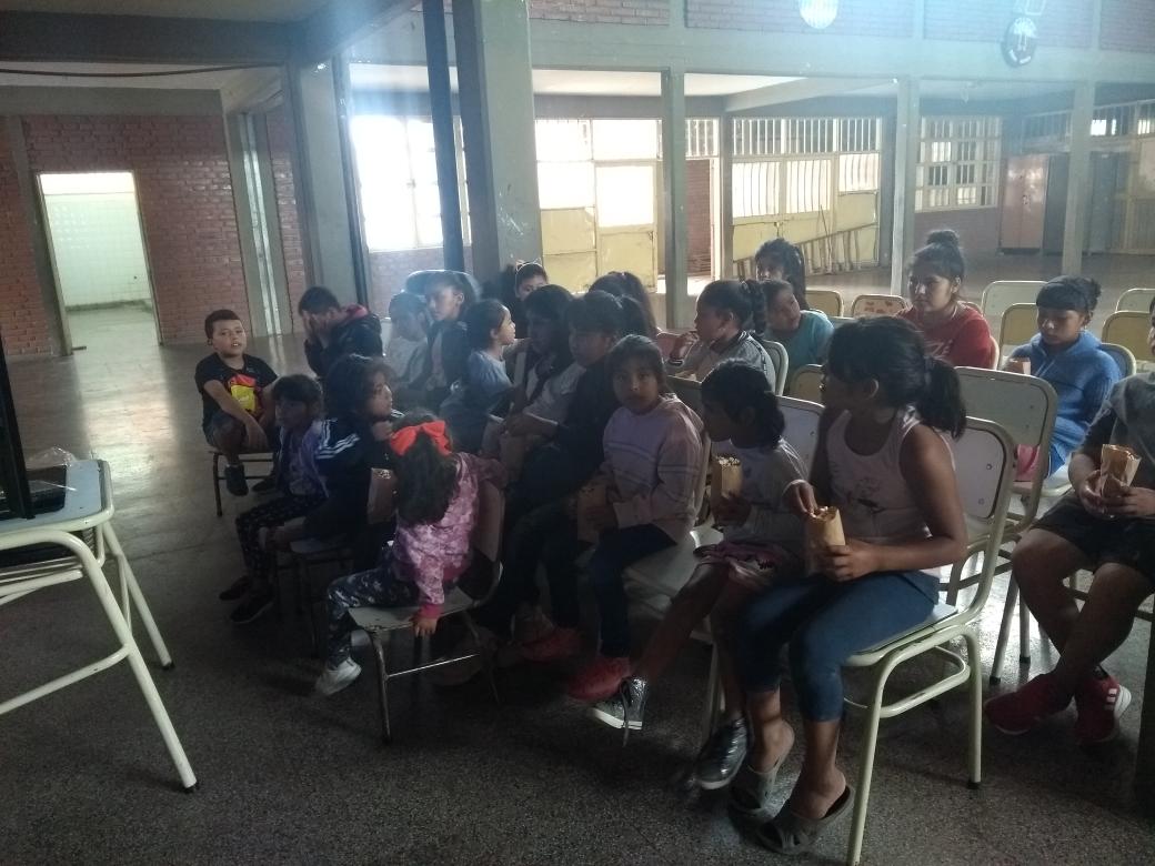 ProvPas's tweet photo. #Ahora cine en la escuelita 4048 Provincia de Salta #PAS @GustavoSaenzOK @patriciapinasco @sebabonduri @CarinaCruz1 https://t.co/3tSF7f7SIb