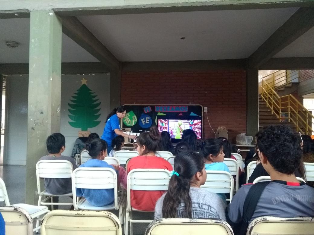 ProvPas's tweet photo. #Ahora cine con pochoclos y jugo mmm q ricooo!!! https://t.co/11aVk73Xcd
