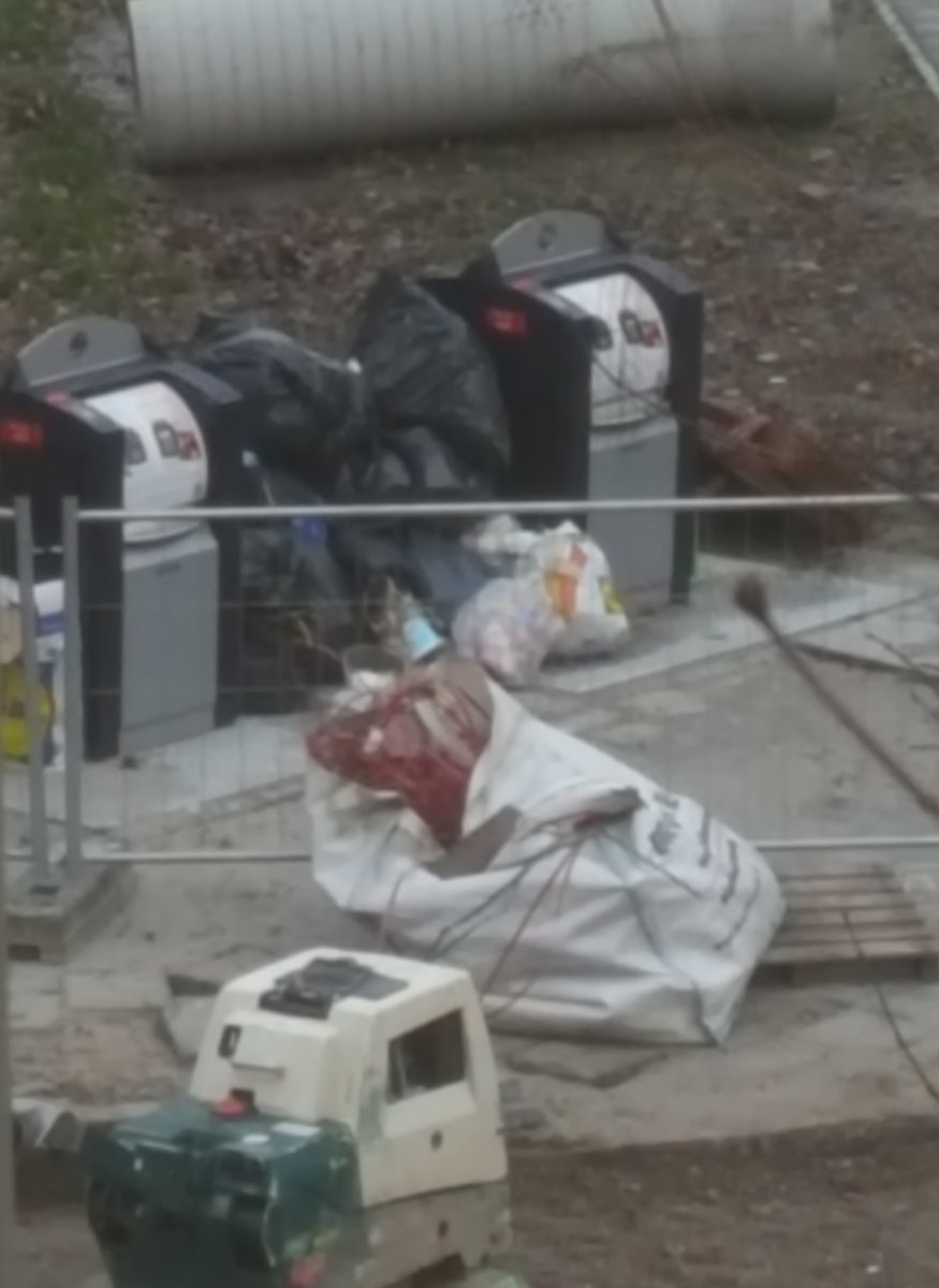 MartinHaaijer's tweet photo. @Stadsbeheer050 goedemiddag, wanneer worden deze containers geleegd? Hoek Hamburgerstraat/Star Numanstraat. Stapel wordt steeds hoger... https://t.co/uzUVVU9kgG