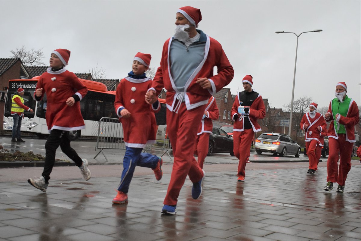 wilma_broch's tweet photo. knalrood kerstlint van lopers trekt door centrum #Naaldwijk @SantarunWest @WestlandRotary #RotaryPolanen https://t.co/6LE1ufd6ET