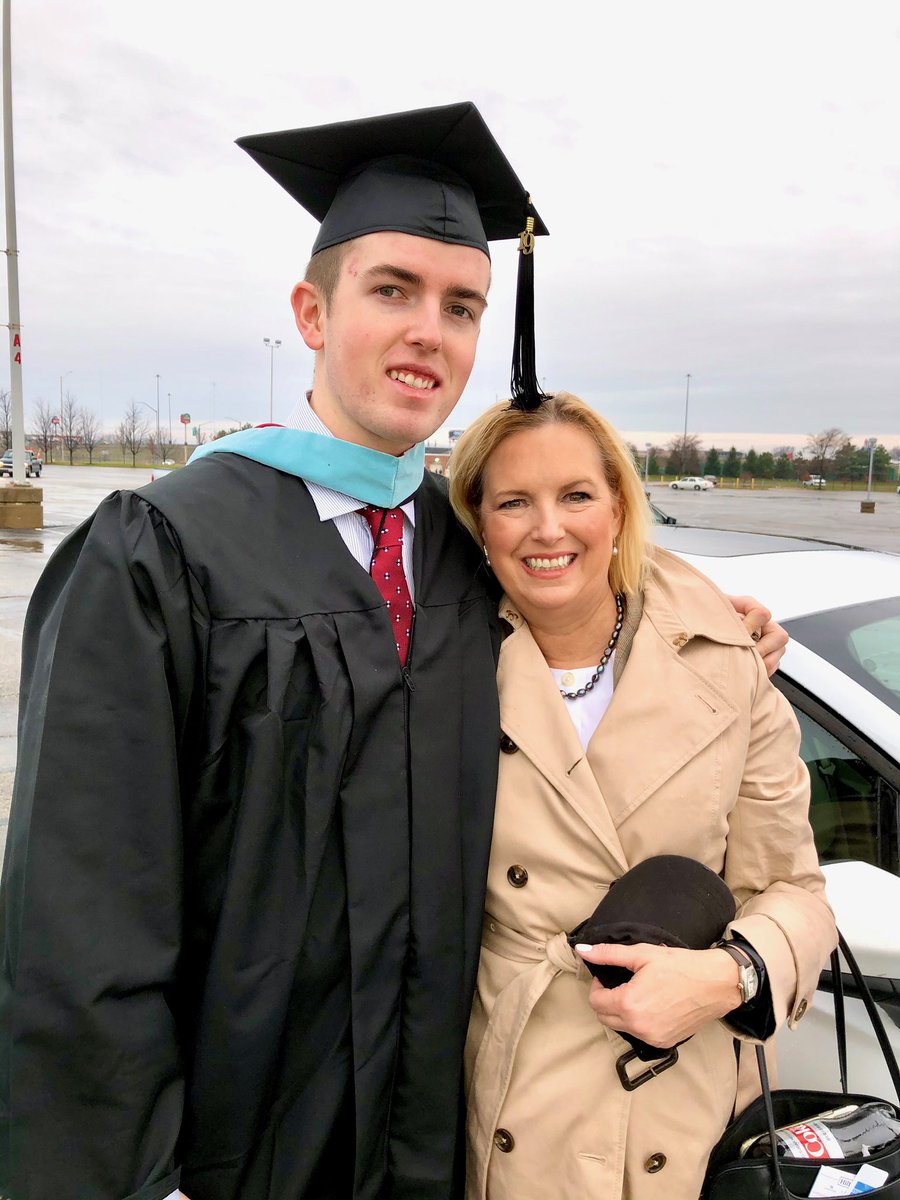 rocky0415's tweet photo. So proud
#Flyer19grad https://t.co/prAechdIN0
