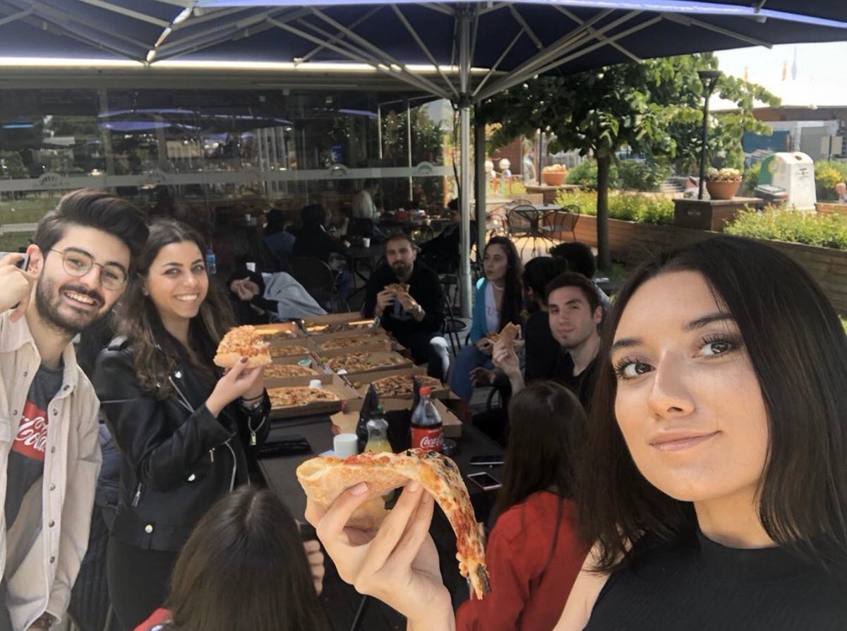 StartersLandcom's tweet photo. StartersLand bol pizzalı haftasonları diler 🍕🤩 Sizde eğitim aralarında pizza molası sever misiniz? 😋 
#startersland #motivasyon #pizza #youth #team https://t.co/khnVBwqiLc