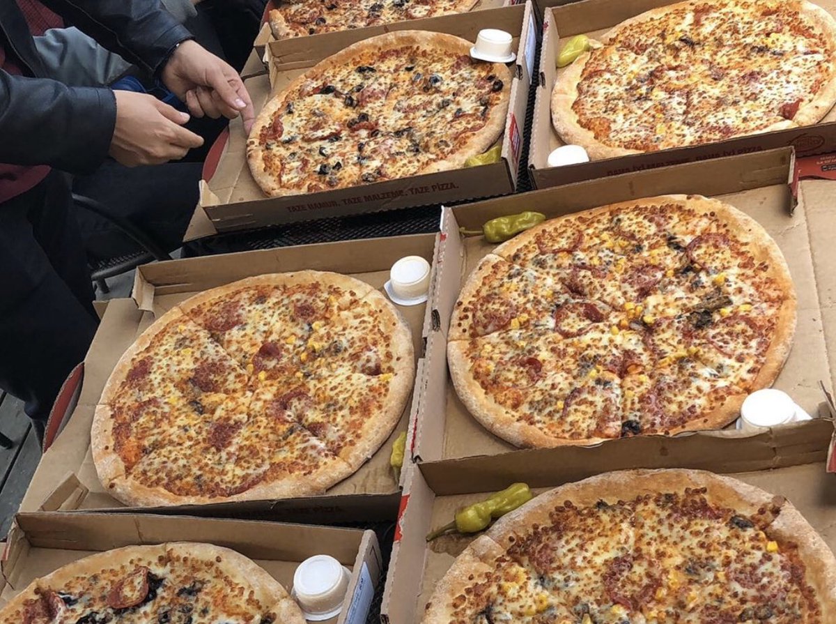 StartersLand bol pizzalı haftasonları diler 🍕🤩 Sizde eğitim aralarında pizza molası sever misiniz? 😋 
#startersland #motivasyon #pizza #youth #team