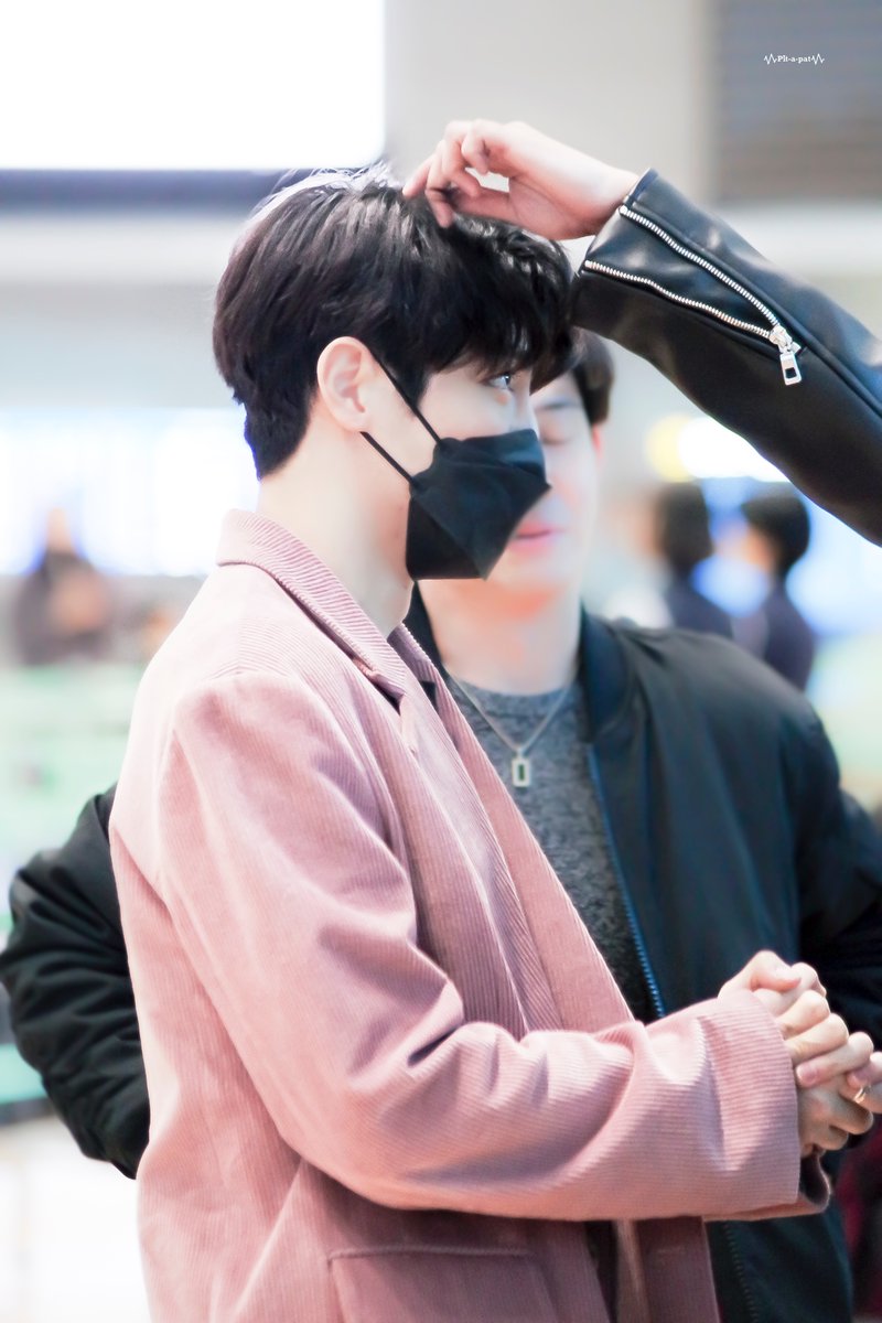 191214 인천 출국 
<a href="/TheRose_0803/">더로즈_The Rose</a>
 
하준쎔한테 헤메 받은 재형이.....아니...그렇게 귀엽게 받아야 되니?!?? 귀!여!!워!!!!

#더로즈 #이재형 #재형 #이하준 #하준 #TheRose