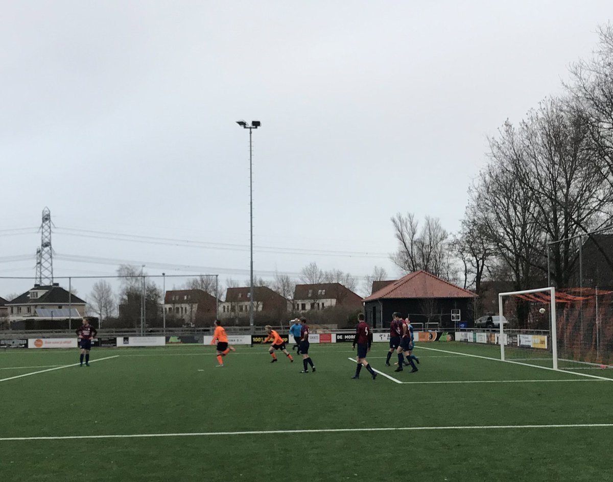 FD_sport's tweet photo. 59. Goal! @vvoudehaske op voorsprong. Sebastiaan de Leeuw blijft rustig en maakt de 2-1 tegen @vvHeeg, dat van slag lijkt. #oudhee https://t.co/IUDq5HRwoS