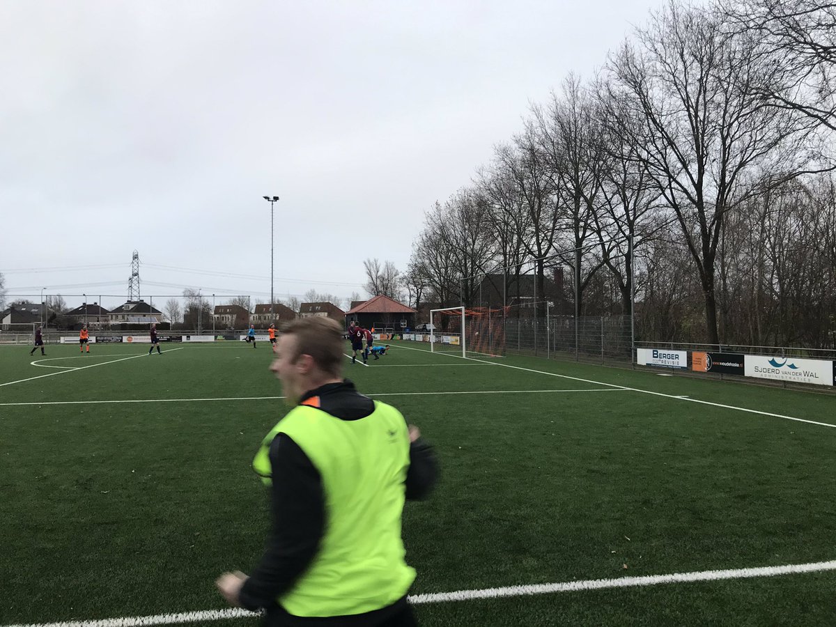 FD_sport's tweet photo. 59. Goal! @vvoudehaske op voorsprong. Sebastiaan de Leeuw blijft rustig en maakt de 2-1 tegen @vvHeeg, dat van slag lijkt. #oudhee https://t.co/IUDq5HRwoS