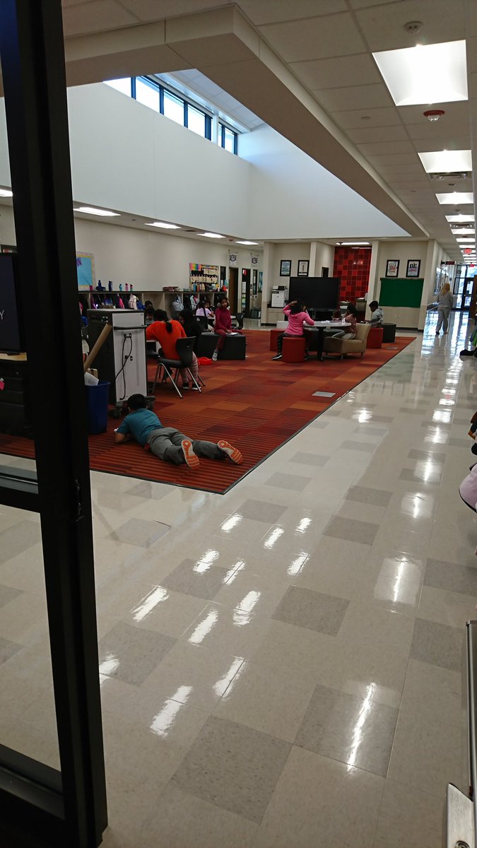 SarahBird57's tweet photo. @LiscanoElem students observing their surroundings to help generate ideas for their poetry anthology. #liscanoproud #fisd5 @ci_elem #fisdliteracy @MeganCrossman17 @TCRWP https://t.co/22vxaH5p30
