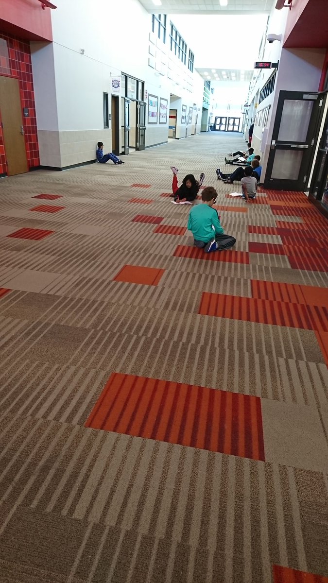 SarahBird57's tweet photo. @LiscanoElem students observing their surroundings to help generate ideas for their poetry anthology. #liscanoproud #fisd5 @ci_elem #fisdliteracy @MeganCrossman17 @TCRWP https://t.co/22vxaH5p30
