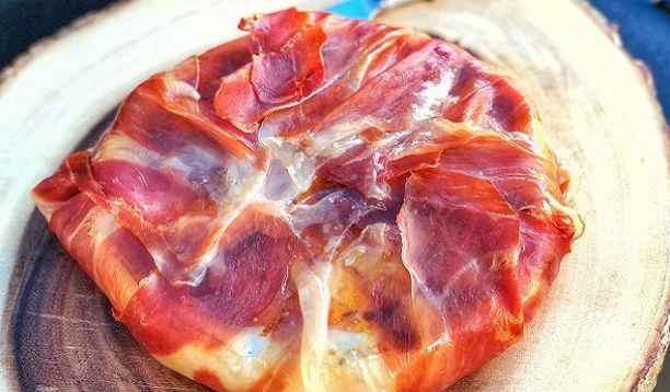 TailgaterMag's tweet photo. See this gorgeous hunk of grilled prosciutto? Present that at a party, cut into it, and a luscious flow of creamy, melted cheese floats out to wow your guests and tailgaters. Recipe> https://t.co/SYcX77iNfL
#bbq #appetizer #grilling #creamycheese #deliciousdelight https://t.co/QLLezlTCJ6