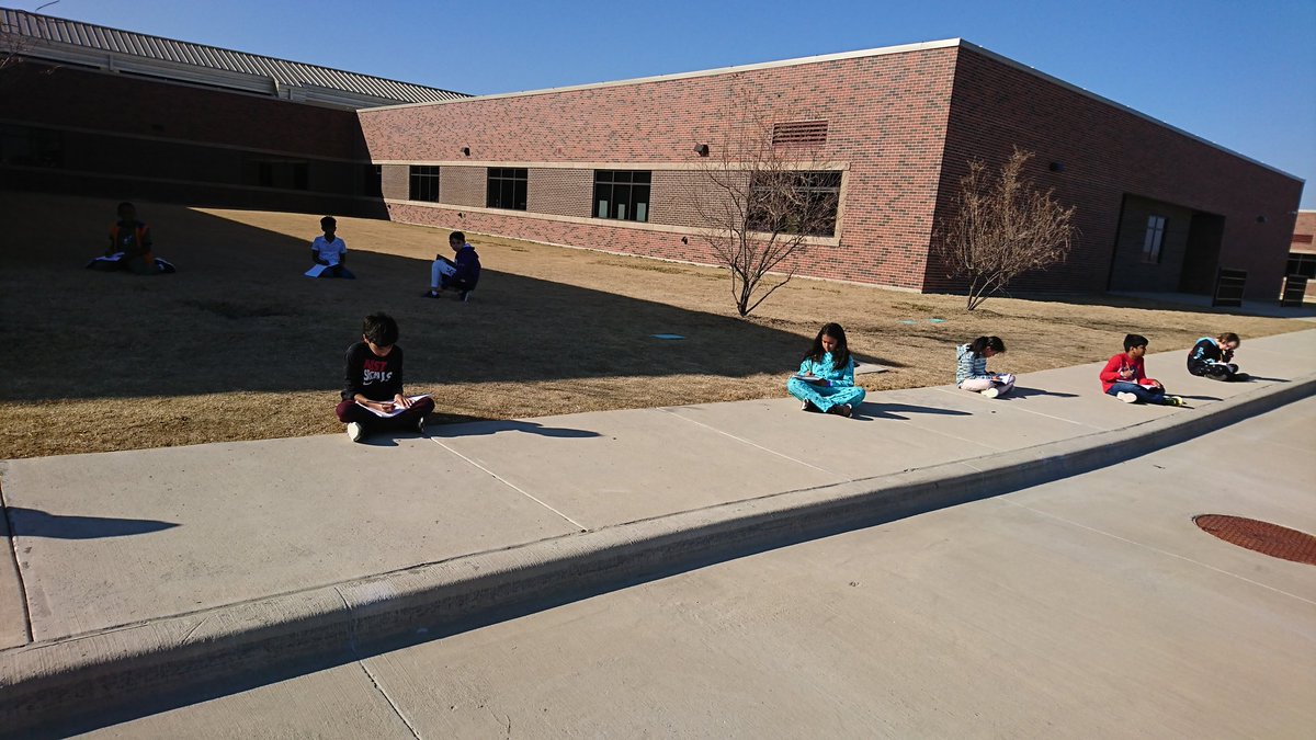 SarahBird57's tweet photo. @LiscanoElem students @SarahBird57 observing their surroundings to help generate ideas for their poetry anthology. #liscanoproud #fisd5 @ci_elem #fisdliteracy @TCRWP https://t.co/kYfzq1oZyd