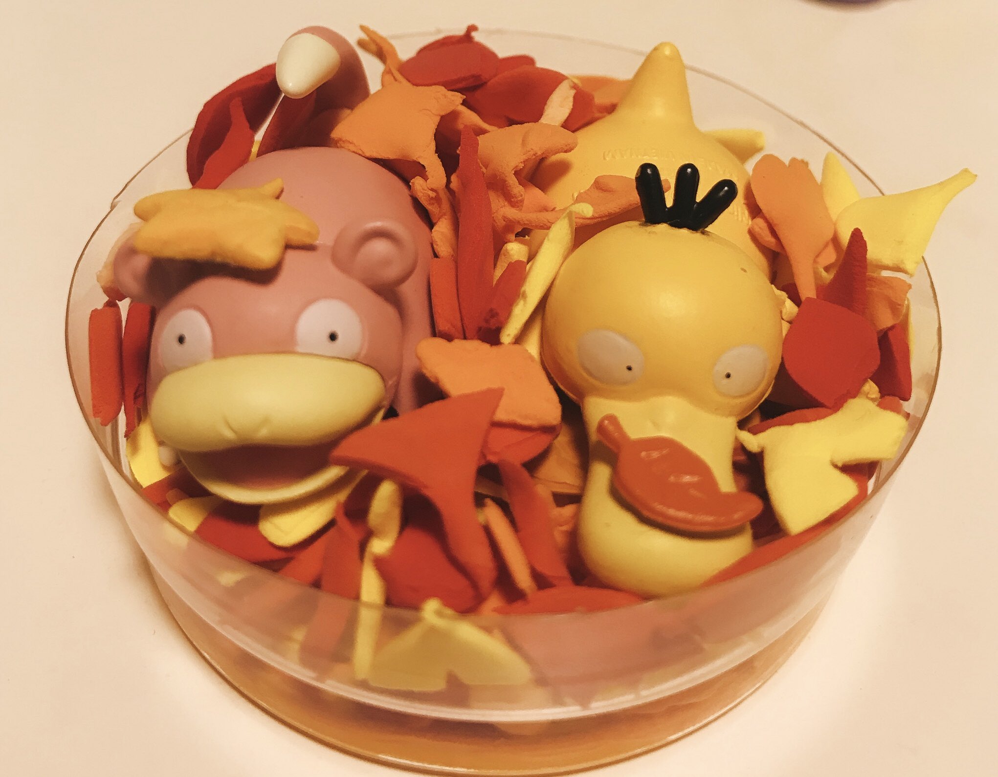 つこ 粘土 小さいフィギュアを入れても楽しめるやぁん 落ち葉で遊ぶ2匹 ヤドン コダック ポケモン