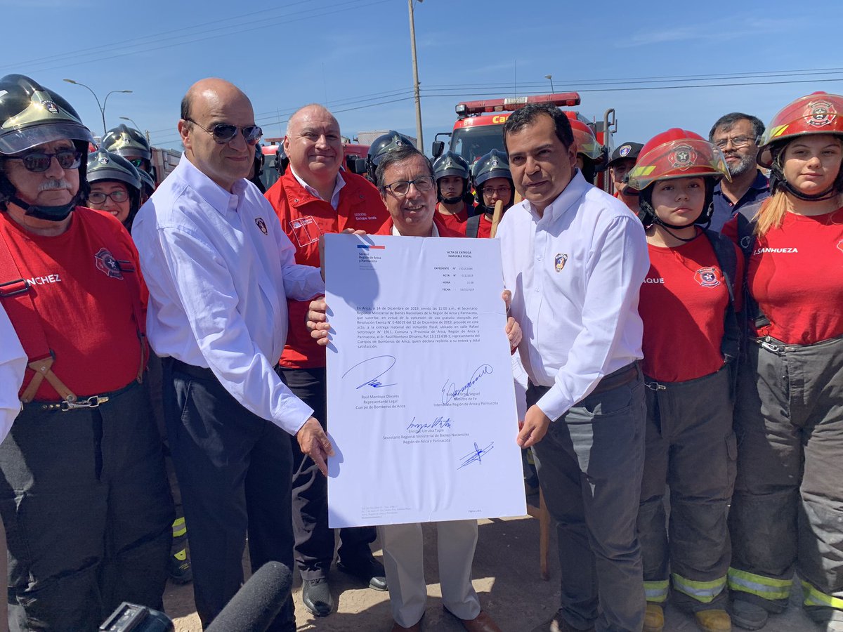 AricaBBNN's tweet photo. #BuenasNoticias para @Arica_Bomberos  hoy recibieron terreno fiscal para la construcción de cuartel, que beneficiará a más de 8 mil habitantes sector El Alto, gestión territorial de @AricaBBNN @EnriqueUrrutiaT @MinisterioBBNN @jisamit @IntendenciaXV @rerpels #AgendaSocial https://t.co/GmAetFaQVt