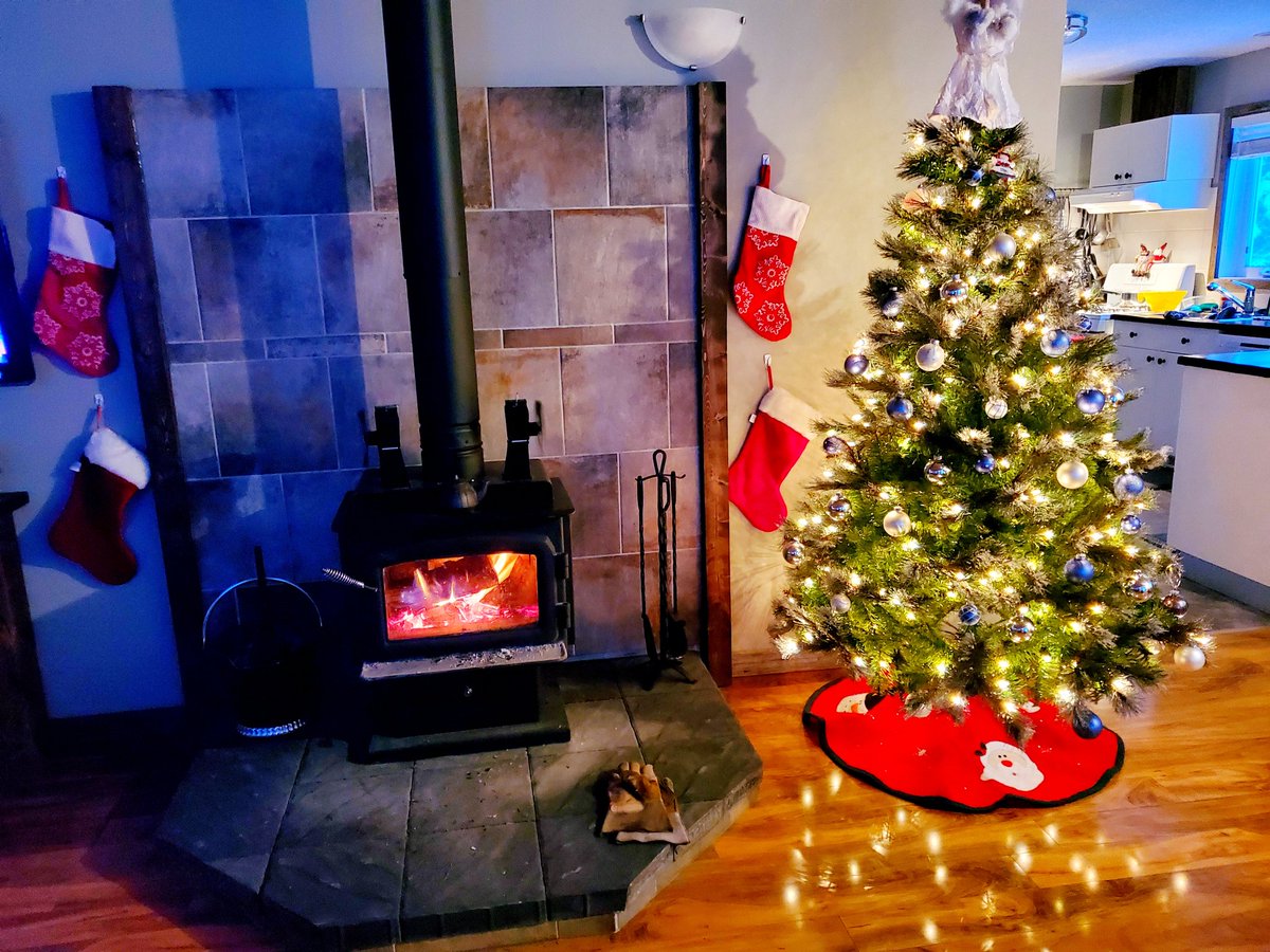 Christmas can be a tough time of year for some. It's not always jujubes and gumdrops for a long list of reasons including family strain, loss and illness. 

I wanted to do a check in &amp; see how everyone is doing with the big day just 11 days away? 

#Truth
#NotAllItsCrackedUpToBe