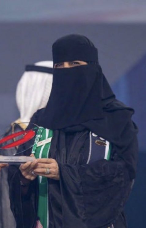 s_wksa's tweet image. المعلمة عائدة العتيبي ، التي نالت جائزة &quot;مايكروسوفت المعلم المبدع&quot; ، على مستوى آسيا وإفريقيا .
أيضاً حصلت على لقب &quot; المعلم فائق التميز &quot; على مستوى الخليج العربي ، بحصولها على جائزة الشيخ حمدان بن راشد آل مكتوم .

#السعودية