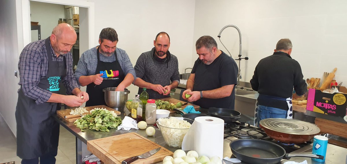 Demati intens, primer amb els amics de la <a href="/aculturagastro/">Cultura Gastronomica</a> hem cuinat #fritdesefernària i #fritdeporcelleta per el tast de vi de portassa que tenim demà #Algaida #PladeMallorca