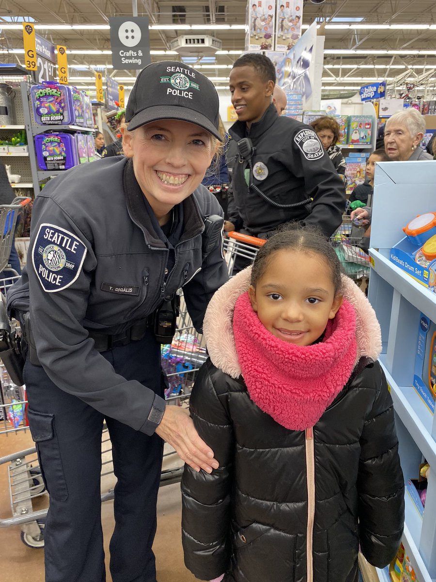 adrianzdiaz's tweet photo. Thank you @kingcosoPIO for letting @SeattlePD continue to be involved with #ShopWithACop Keep supporting families in need. #MakeADifference #holsiticpolicing #relationalpolicing https://t.co/O4JinJwGBW