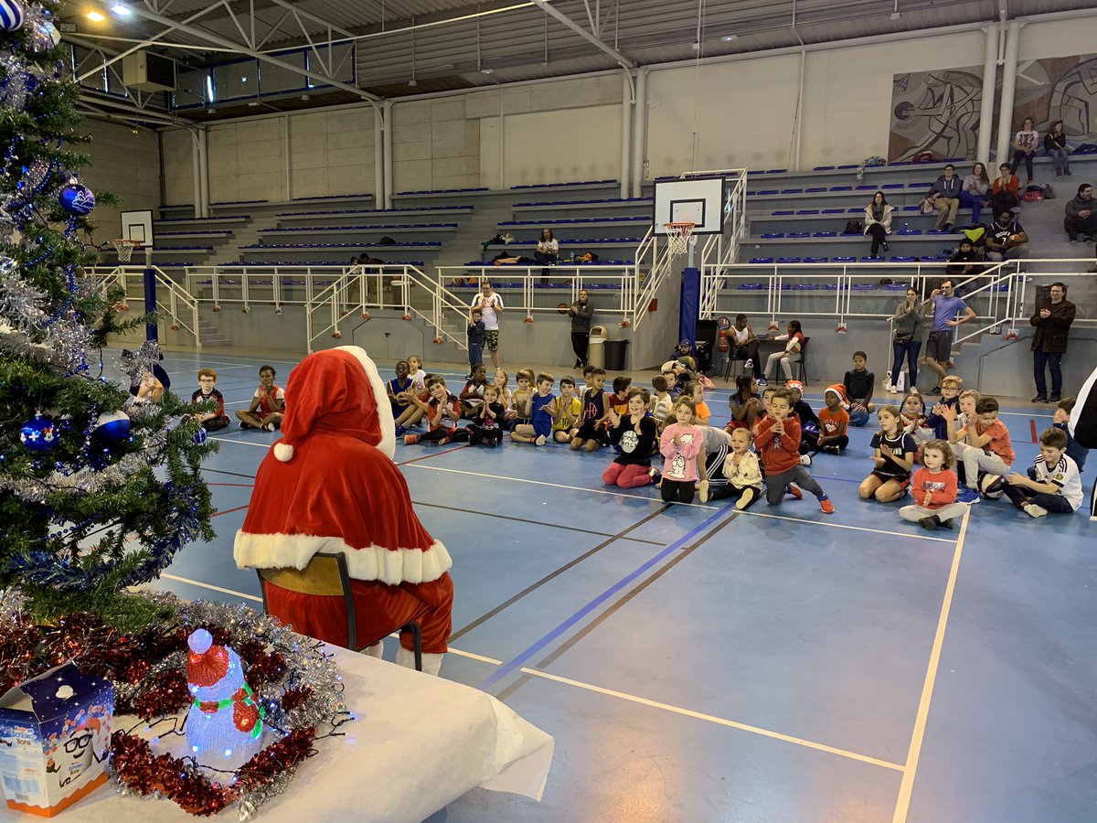 Le père noël 🎅 
Avec les enfants de l’école de basket du <a href="/BCMaurepas/">Basket Club Maurepas</a> <a href="/VilleMaurepas/">Maurepas (officiel)</a> 🎁🏀