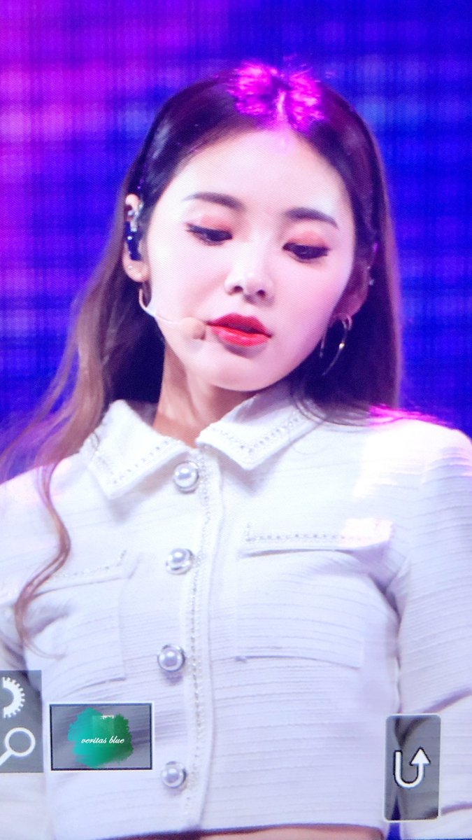 VLUE_JS's tweet photo. 191214 LOONA Meet&amp;Up Preview

#이달의소녀 #진솔 #LOONA #JinSoul #Burn https://t.co/iUhF517aX7