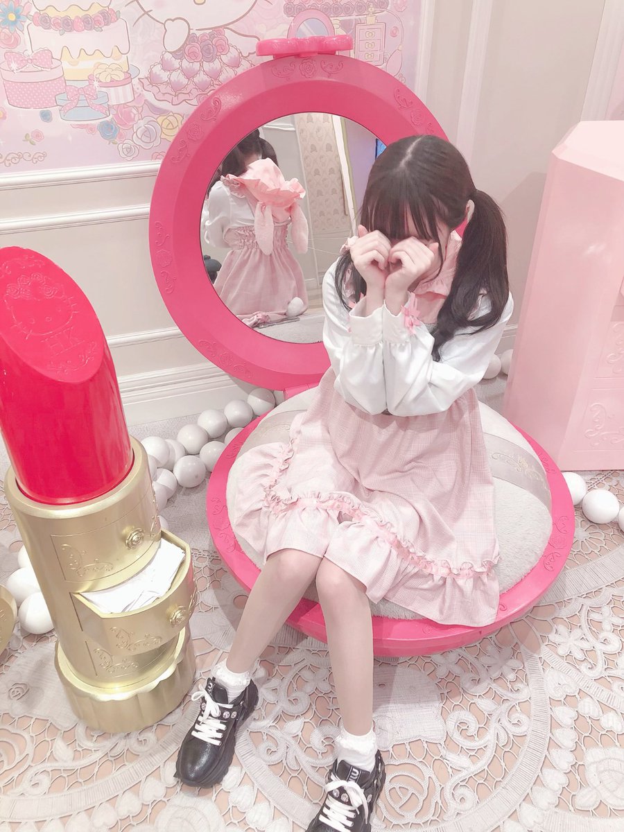 める ピューロにいる女の子写真撮る時みんな顔隠してたからまねした