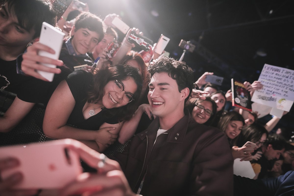 ArgComicCon's tweet photo. ¡Él también tuvo su momento! Tweet de apreciación a Gavin Leatherwood en la Alfombra Roja de #ArgComicCon 😍
#Selfies #Sabrina #NicholasScratch #RedCarpet #ElMundoOcultoDeSabrina #NetflixEnComicCon https://t.co/b60EWL6ZG2