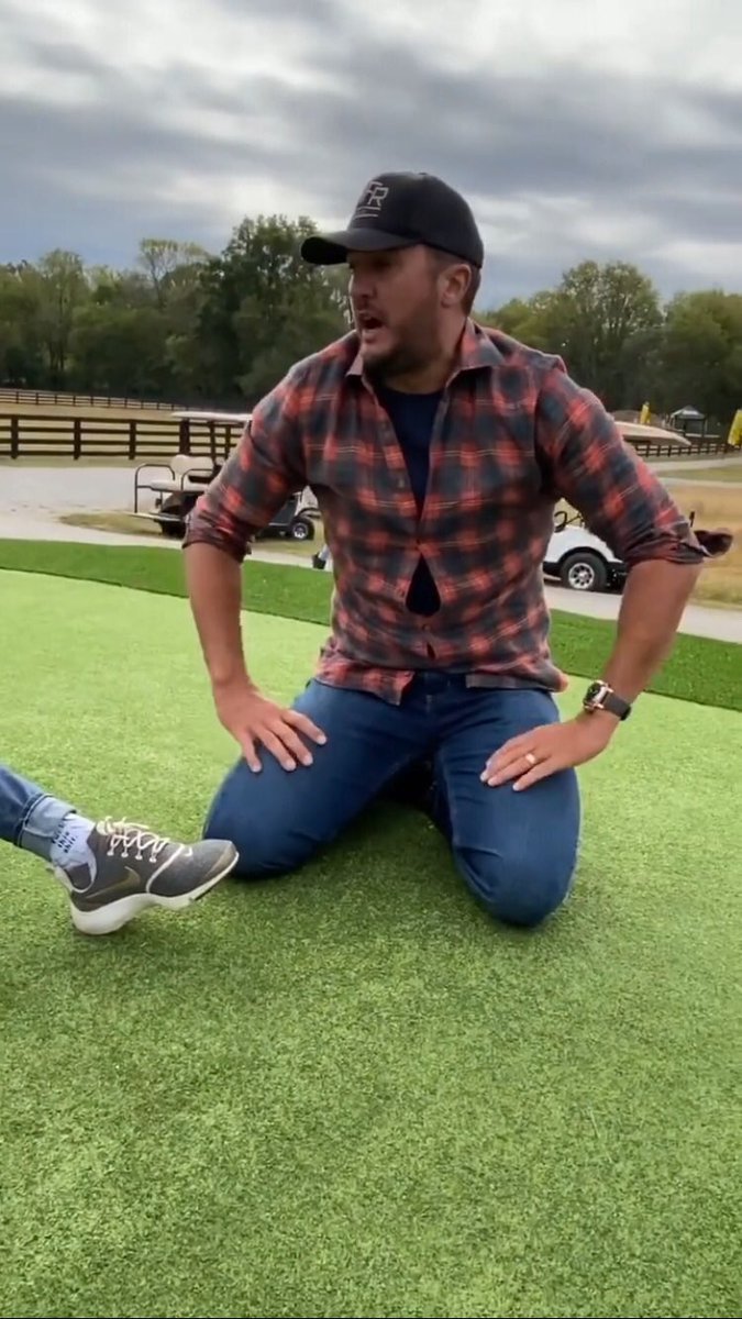 gillianKelley2's tweet photo. @LukeBryanOnline #12daysofpranksmas #LukeBryan https://t.co/nD6KDfdKLe
