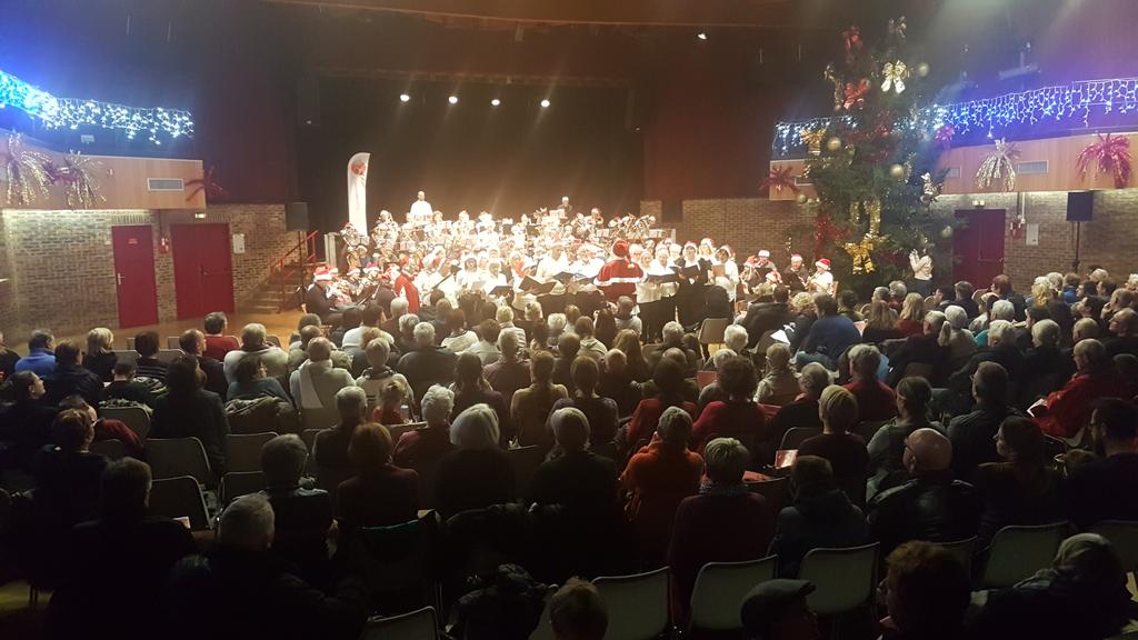 Belle fête de Noël avec les cuivres et la chorale de Leffrinckoucke.
Un vrai sentiment de Noël à la Poudrière. 
Bernard Weisbecker
