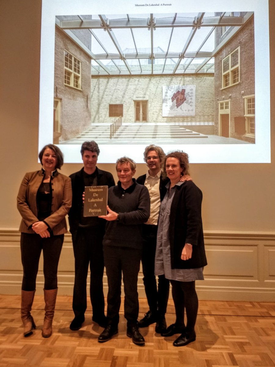 KnolMeta's tweet photo. In 1642, Susanna van Steenwijck portrayed the newly built Laecken-Halle (Cloth Hall) in a painting. In 2019, #HappelCornelisseVerhoeven portrayed the restored and expanded Museum @DeLakenhal in a book. It was presented today to @RijksBM. 🙏🏽 #lakenhalrenews #museumintransition https://t.co/9bJ0xInXYc