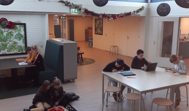 Vernieuwd gebouw  Montessorischool Ede in kerstsfeer gebracht  - edesepost.nl/lees/892222/ti…