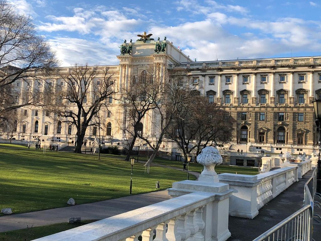 Ein Schnappschuss aus Wien und ein Adventsgruß aus Österreich 🎄🇦🇹 Spaziergänge durch Wien sind für mich etwas Tolles. Großartige Bauwerke, Kultur und Musik liegen in der Luft und der Kaffee ist auch fantastisch.