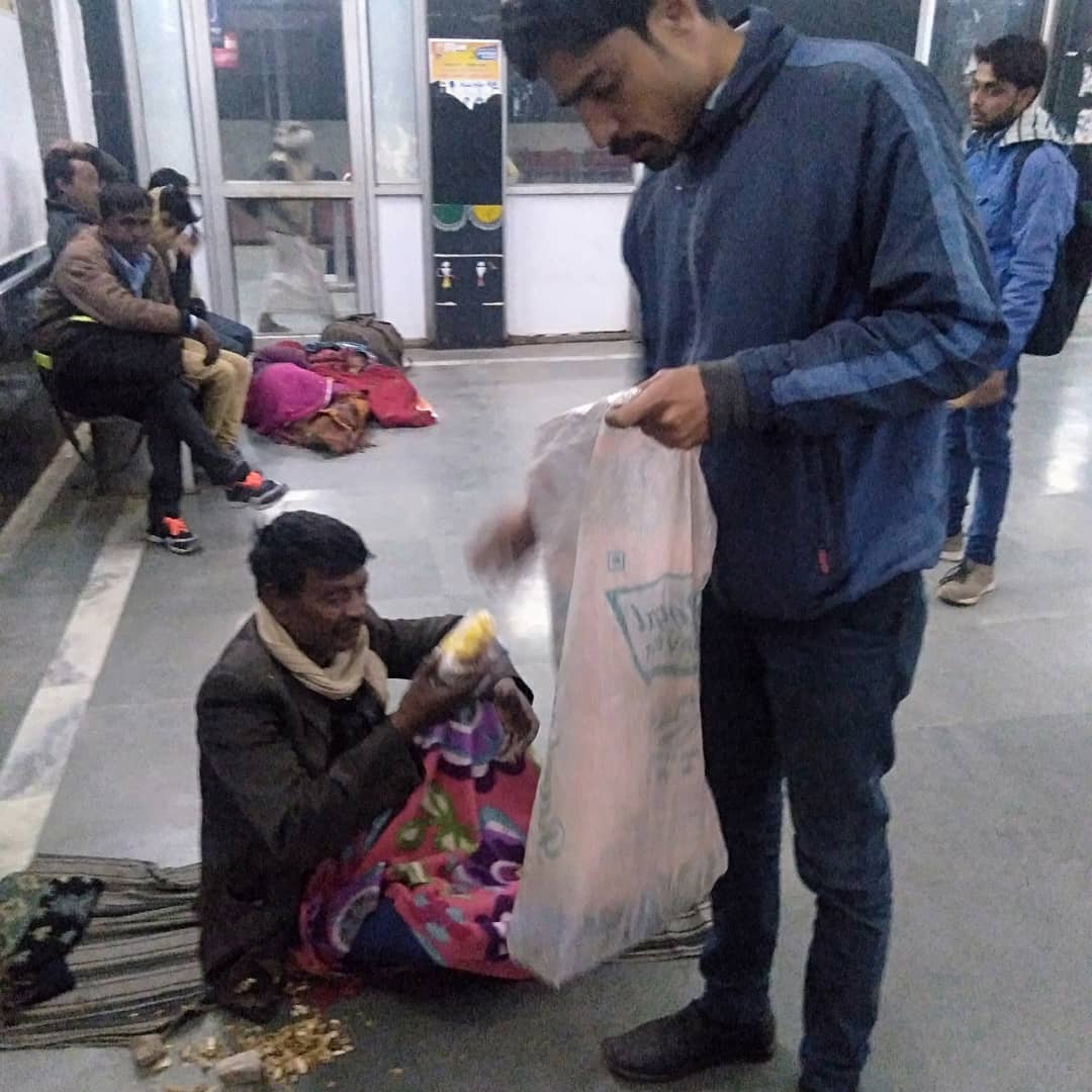 HathrasBank's tweet photo. प्रतिदिन की भांति आज दिनाँक 14 दिसम्बर 2019 दिन शनिवार को जरूरतमन्दों को भोजन प्रसादी वितरण की गयी। 
🙏🏻🙏🏻🙏🏻🙏🏻🙏🏻 
माँ अन्नपूर्णा किसी को भी भूखा ना सुलाये सब पर कृपा बनाये रखें https://t.co/AKjy5Whg6x
