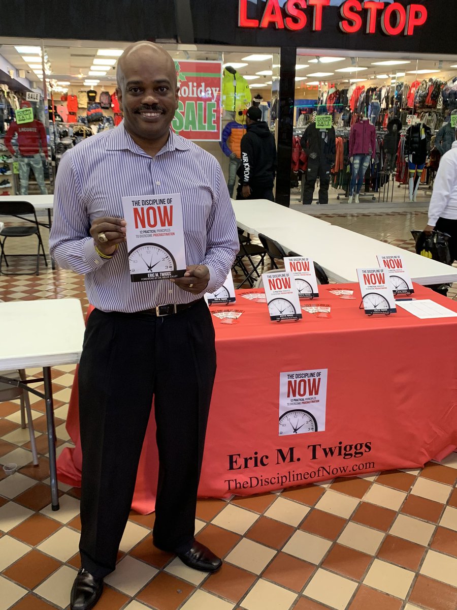 IversonHBB's tweet photo. ✍🏽Author Eric Twiggs @Disciplineofnow is the first one ready! Is it a surprise? He doesn’t waste any time and will help you to fight against procrastination! 📚📚Join us at @shopsativerson TODAY!! #dmvwriters #dcwriters https://t.co/1Ui0zPszW4